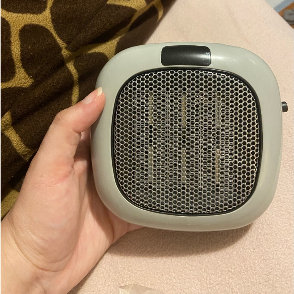 New Hunter Plug In Heater Adjustable Thermostate Ceramic Indoor Heat 750 Watt